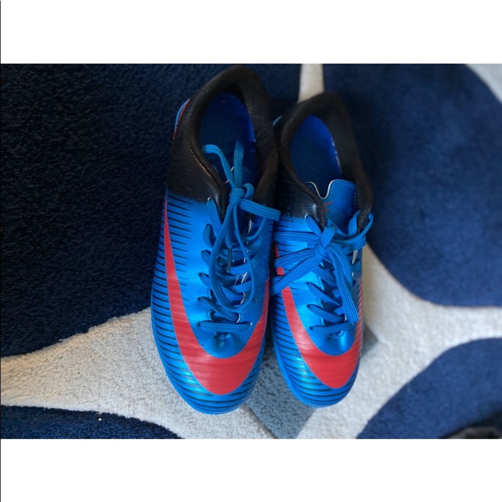 Futsal sneakers for soccer